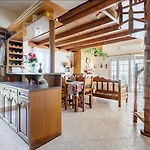 Pan Family House * Φηρά